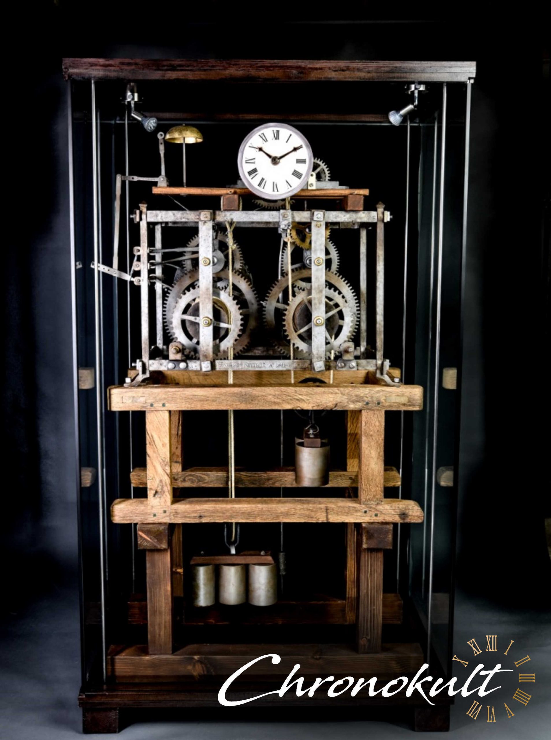 Chronokult_Turmuhr_geschmiedet_1_Ansicht_mit_Vitrine