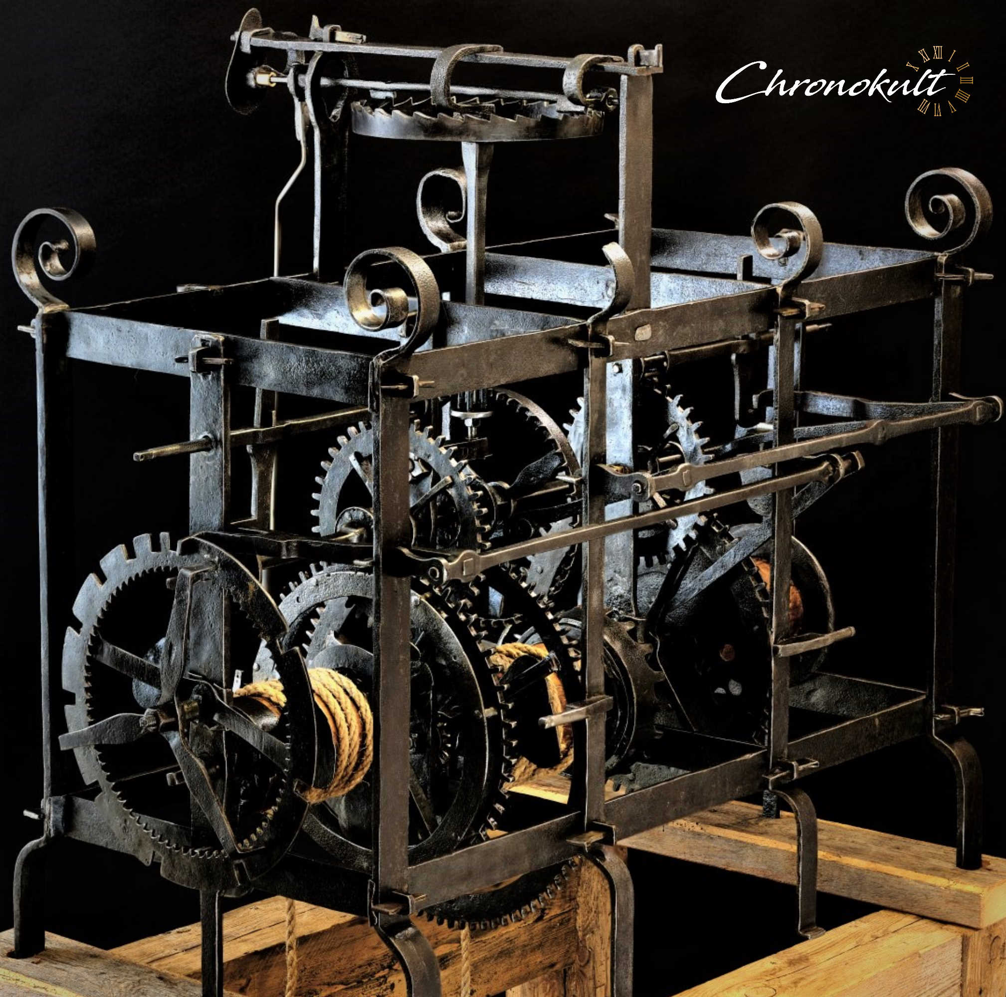 Chronokult_Turmuhr_geschmiedet_3_Ansicht_schräg