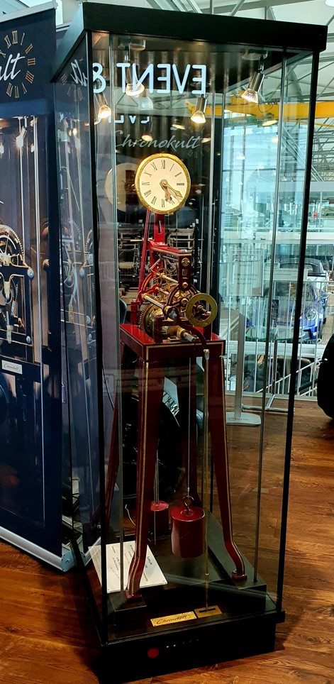 Chronokult_Kleine_Rote_Turmuhr_1 Kleinere rote Turmuhr