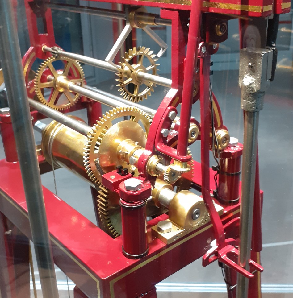 Chronokult_Kleine_Rote_Turmuhr_3 Kleinere rote Turmuhr